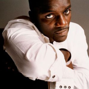 Alioune Badara Thiam mieux connu sous son nom de scène Akon, est un chanteur de R'n'B et un compositeur sénégalais, il est aussi producteur de musique, homme d'affaires et philanthrope. 