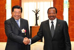 Jia Qinglin, conseiller politique chinois et Paul Biya, président camerounais