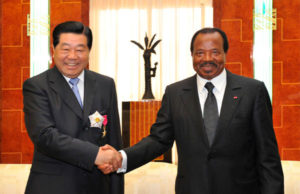 Jia Qinglin, conseiller politique chinois et Paul Biya, président camerounais