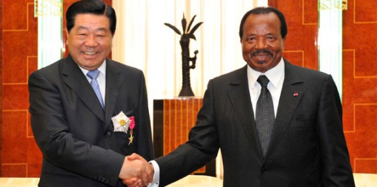 Jia Qinglin, conseiller politique chinois et Paul Biya, président camerounais