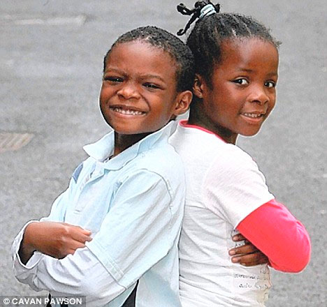 Les jumeaux Noirs Paula et Peter Imafidon les plus grands cerveaux de la Grande-Bretagne