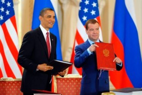 Barack Obama Dmitri Medvedev lors de la signature du traité START jeudi le 8 avril, 2010