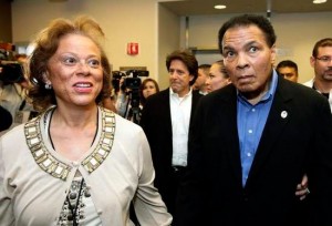 Lonnie Ali accompagnée de son mari, le légendaire boxeur Mohammed Ali atteint du Parkinson