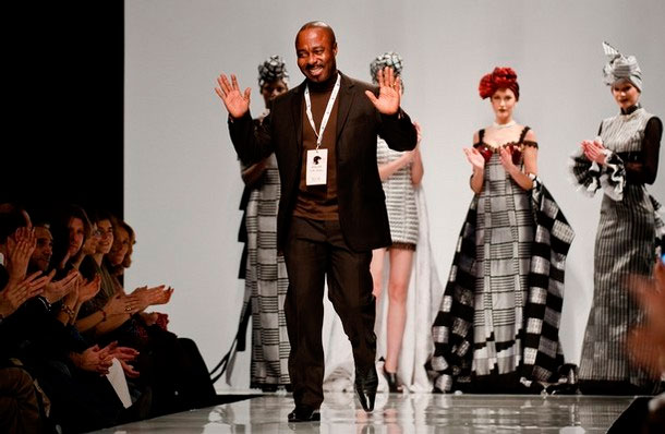 Kofi Ansah est un styliste ghanéen. Il a vécu et travaillé pendant 20 ans en Europe avant de retourner au Ghana en 1992.
