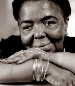 Cesária Évora, née le 27 août 1941 à Mindelo sur São Vicente au Cap-Vert, est une chanteuse capverdienne. Elle est surnommée La Diva aux pieds nus, surnom dû à son habitude de se produire pieds nus, en soutien aux sans-abri, femmes et enfants pauvres de son pays.