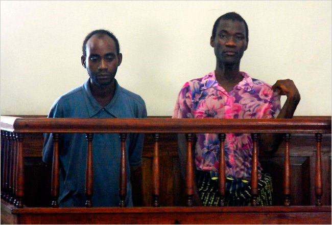 Steven Monjeza, à gauche, et Tiwonge Chimbalanga, un couple homosexuel, ont été condamnés pour des actes contre nature et indécence à Blantyre, au Malawi, Mardi18 mai 2010