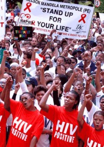 Activistes qui protestent à Cape Town en Afrique du Sud en février 2003. Le 19 novembre 2003 le gouvernement sud-africain approuve un plan de distribution gratuit des médicaments pour traité le SIDA