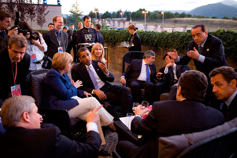 Le Premier ministre canadien Stephen Harper, la chancellière allemande Angela Merkel, le président américain Barack Obama, le premier ministre britannique Gordon Brown, le premier ministre japonaise Taro Aso, le premier ministre italien Silvio Berlusconi et le président français Nicolas Sarkozy, discutent avant d'assister au sommet du G8 à L'Aquila en Italie, 8 juillet 2009.