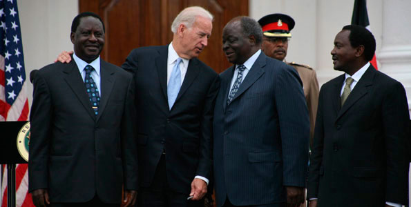 Le vice-président américain Joe Biden s'entretient avec le président Kibaki. Sur la photo, le Premier ministre Raila Odinga (à gauche) et vice-président Kalonzo Musyoka (à droite).