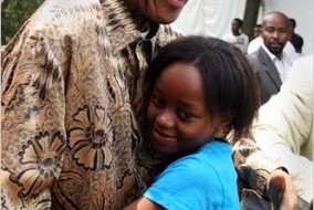 L'ancien président sud-africain Nelson Mandela embrasse son arrière petite-fille Zenani Mandela, dans cette photo de 2008.