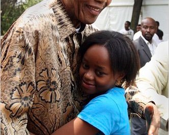L'ancien président sud-africain Nelson Mandela embrasse son arrière petite-fille Zenani Mandela, dans cette photo de 2008.