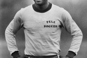 Edson Arantes do Nascimento, dit Pelé, né le 23 octobre 1940 à Três Corações (Brésil, État du Minas Gerais), est un ancien footballeur professionnel brésilien évoluant au poste d'attaquant. Il est considéré comme l'un des plus grands joueurs de tous les temps du football
