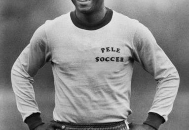 Edson Arantes do Nascimento, dit Pelé, né le 23 octobre 1940 à Três Corações (Brésil, État du Minas Gerais), est un ancien footballeur professionnel brésilien évoluant au poste d'attaquant. Il est considéré comme l'un des plus grands joueurs de tous les temps du football