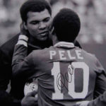 Pelé et Mohamed Ali durant une cérémonie célébrant la star du Cosmos de New York au New Jersey le 1 Octobre 1977