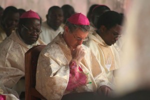 Richard Anthony Burke, né le 19 février 1949, est accusé d'avoir abusé d'une jeune fille de 14 ans dans les années 1980 au Nigéria. L’irlandais de naissance démissionne de son poste d’évêque au sein de l’Église catholique.