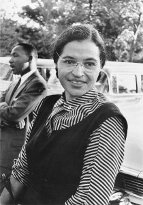 Rosa Parks et un jeune pasteur noir inconnu à l'époque de 26 ans, Martin Luther King jr.