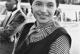 Rosa Parks et un jeune pasteur noir inconnu à l'époque de 26 ans, Martin Luther King jr.