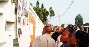 Les gens regardent des photos de victimes blessées devant l'hôpital de Loandjili à Pointe-Noire le 22 Juin 2010. - Photo: AFP.