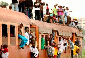 Les congolais se mettent debout sur le dessus d'un train surpeuplé se dirigeant vers Kinshasa en 2006.
