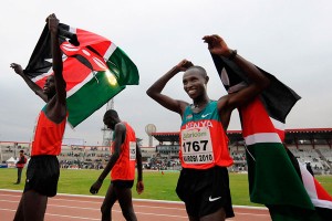 Les Kenyans Kiprop Wilson (à gauche) et Geoffrey Mutai (à droite) hissent le drapeau du Kenya le 28 juillet 2010, après avoir terminé premiers et troisièmes dans la finale du 10 000 mètres lors du 17e championnat d'Afrique d'athlétisme. Quelque 1000 athlètes africains sont attendus dans la capitale kenyane cette semaine. PHOTO AFP / Kurumba Tony
