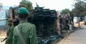 Carcasse du camion-citerne transportant du carburant à la République démocratique du Congo, qui a perdu son pétrole, pour plus tard exploser dans une boule de feu et fait au moins 220 victimes