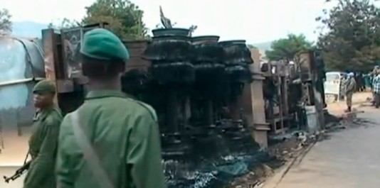 Carcasse du camion-citerne transportant du carburant à la République démocratique du Congo, qui a perdu son pétrole, pour plus tard exploser dans une boule de feu et fait au moins 220 victimes