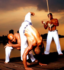 Le Maculelê fait partie de la vie, de l'histoire de la capoeira. Le maculelê est une danse pratiquée dans toutes les académies ou écoles de capoeira. Ses origines remontent aux coupeurs de canne à sucre qui s'entraînaient avec leurs machettes. C'est une danse rythmée par l'atabaque.