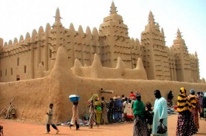 La mosquée est située dans la cité de Djenné, au Mali, dans la plaine alluviale du Bani, affluent du Niger. Un premier édifice fut construit en ce lieu au XIIIe siècle, mais la construction actuelle date seulement des environs de 1907. Marquant le centre de l’agglomération de Djenné, c’est aussi l’un des symboles les plus remarquables de l’Afrique subsaharienne. De concert avec la ville de Djenné elle-même, elle est inscrite depuis 1988 à la liste du patrimoine mondial de l’UNESCO.