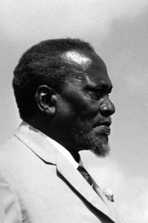 Jomo Kenyatta (né à Nairobi le 20 octobre 1894 et mort à Mombasa le 22 août 1978) est considéré comme le père de la nation kényane. Jomo Kenyatta est mort à Mombasa de causes naturelles attribuables à la vieillesse.
