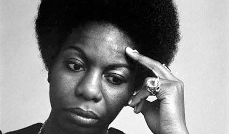 Nina Simone, de son vrai nom Eunice Kathleen Waymon, née le 21 février 1933 à Tryon (Caroline du Nord, États-Unis), décédée le 21 avril 2003 à Carry-le-Rouet (Bouches-du-Rhône, France)