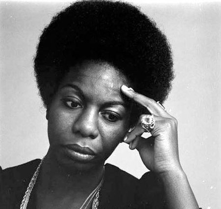 Nina Simone, de son vrai nom Eunice Kathleen Waymon, née le 21 février 1933 à Tryon (Caroline du Nord, États-Unis), décédée le 21 avril 2003 à Carry-le-Rouet (Bouches-du-Rhône, France)