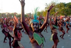 Au cours des célébrations de Pâques, un grand défilé de bandes de rara sous les rythmes de petro et congo, est organisé en Haiti. Les autorités civiles l'organisent afin de promouvoir la culture haïtienne qui est très liée à celle de l'Afrique australe.
