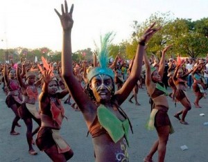 Au cours des célébrations de Pâques, un grand défilé de bandes de rara  sous les rythmes de petro et congo, est organisé en Haiti. Les autorités civiles l'organisent afin de promouvoir la culture haïtienne qui est très liée à celle de l'Afrique australe. 