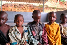 Les enfants sorciers en RD du Congo. Des dizaines de milliers d'enfants, certains aussi jeunes que quatre ans, sont accusés de sorcellerie en Afrique, selon un nouveau rapport de l'UNICEF