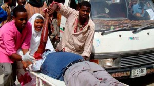 Des Somaliens aident un homme blessé lors de combats entre troupes gouvernementales et le groupe armé Al-Shabbaab, à Mogadiscio. Les insurgés en uniformes de combats ont pris d'assaut un hôtel dans la capitale somalienne, tuant au moins 32 personnes y compris des membres du gouvernement somalien.