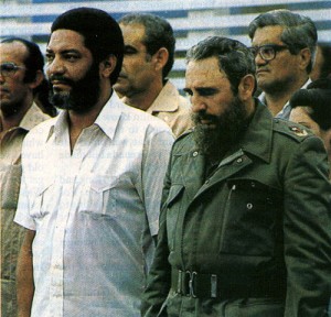 Maurice Rupert Bishop (gauche) au coté de Fildel Castro, était un leader révolutionnaire grenadin. Bishop et ses fidèles furent arrêtés et immédiatement fusillés.