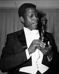 Sidney Poitier remporte un Oscar en 1963 pour Le Lys des champs. Il devient ainsi le premier acteur noir à remporter ce prix.