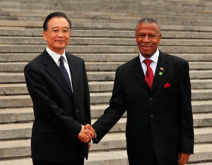 Le Premier ministre chinois Wen Jiabao (gauche) serre la main du Premier ministre grenadin Thomas Tillman au cours d'une cérémonie d'accueil à Beijing, capitale de la Chine, le Juin 17, 2009. Lors de ses entretiens avec le Premier ministre Thomas Tillman, Wen Jiabao a dit que la Chine attache de l'importance aux relations avec les pays des Caraïbes d'un point de vue stratégique.