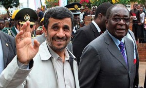 Le président iranien, Mahmoud Ahmadinejad, salue la foule avec le président zimbabwéen, Robert Mugabe à Bulawayo au Zimbabwe. Photo : Tsvangirayi Mukwazhi