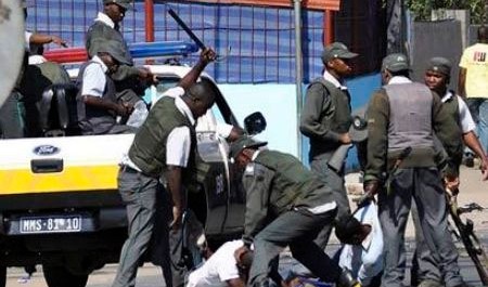Des manifestants qui dénoncent le prix du pain et du carburant sont arrêtés à Maputo au Mozambique