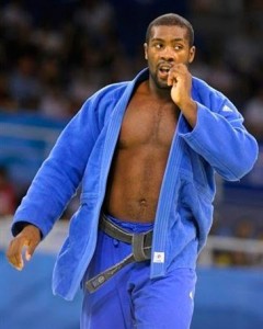 Teddy Riner (né le 7 avril 1989 aux Abymes en Guadeloupe) est un judoka français évoluant dans la catégorie des plus de 100 kg (poids lourds). Droitier au physique imposant (2,04 m et poids de forme en compétition autour de 128 kg), il détient à 21 ans quatre titres de champion du monde, remportés consécutivement en « lourds » à Rio de Janeiro en 2007, à Rotterdam en 2009 et à Tokyo en 2010, ainsi qu'en « toutes catégories » à Levallois-Perret en 2008.