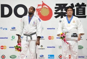 Teddy Riner déçu, médaillé d'argent aux cotés du Japonais Daiki Kamikawa, champion du monde de judo « toutes catégories » sur le podium des mondiaux de Judo à Tokyo le 13 septembre 2010