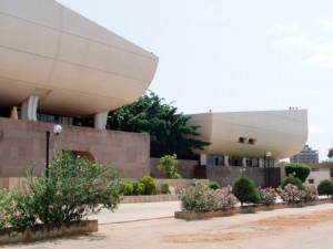 Le Théâtre National, situé à Accra, au Ghana, a été construite par un entrepreneur chinois dans le cadre d'un effort u gouvernement pour augmenter la fréquentation des arts de la scène au Ghana.