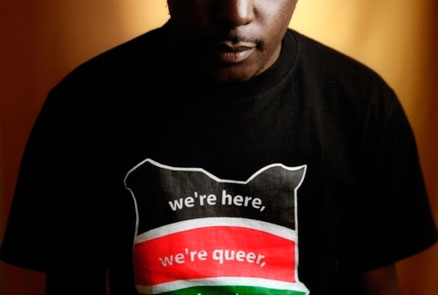 Un jeune camerounais homosexuel. Inscrit sur son chandail " Nous sommes ici, Nous sommes gay "