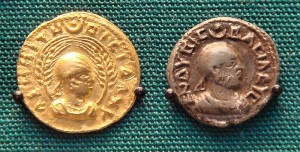 Pièce de monnaie axoumite du Roi Endubis . Sur celle de gauche est noté en grec "AΧWMITW BACIΛEYC" ("Roi d'Aksoum") et sur celle de droite "ΕΝΔΥΒΙC ΒΑCΙΛΕΥC" ("Roi Endubis") qui régna vers 270 à 300 de notre ère.