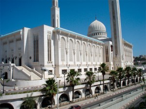 La mosquée et université islamique de la ville de Constantine. L’islam sunnite  est la religion d'État et celle de 99 % des Algériens. Ceux-ci sont majoritairement de rite malékite, mais on trouve également des communautés ibadites comme dans le Mzab.