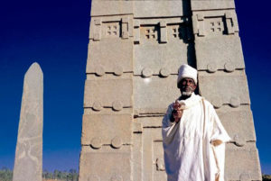 Les grandes stèles - obélisques - aksoumites, marquent selon les archéologues l'emplacement des tombeaux des souverains de ce royaume antique. Ils figurent parmi les plus grands monolithes jamais façonnés par l'homme. Le plus grand d'entre eux mesurait 35 mètres de haut.