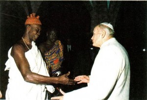 Le Pape Jean Paul II et un prêtre vaudou