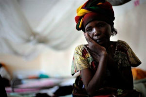 Clara une Congolaise de 16 ans, quelques jours après son agression à Kinshasa, capitale défigurée par la misère, où le fléau du viol s'immisce dans le quotidien des femmes