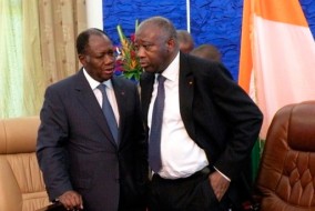 Alassane Ouattara (gauche), surnommé ADO, a un doctorat en économie et Laurent Koudou Gbagbo (droite) possède un doctorat en histoire.